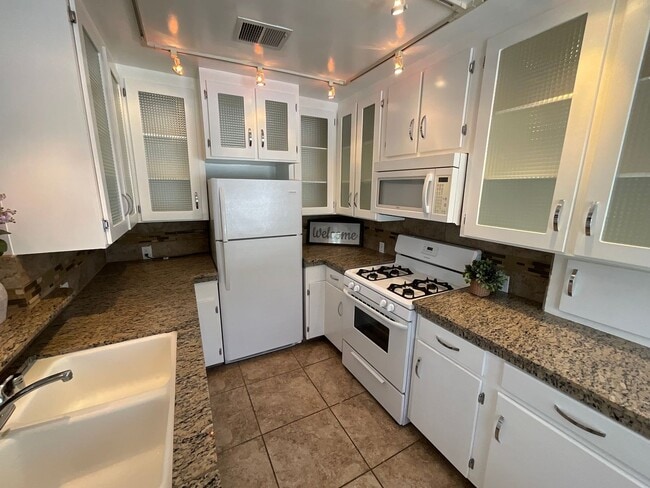 Building Photo - Remodeled one bedroom/1 bath upper unit - ...