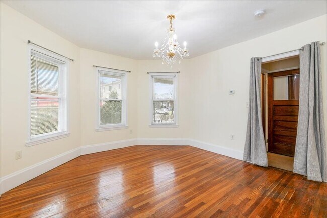 Building Photo - 335 Salem St