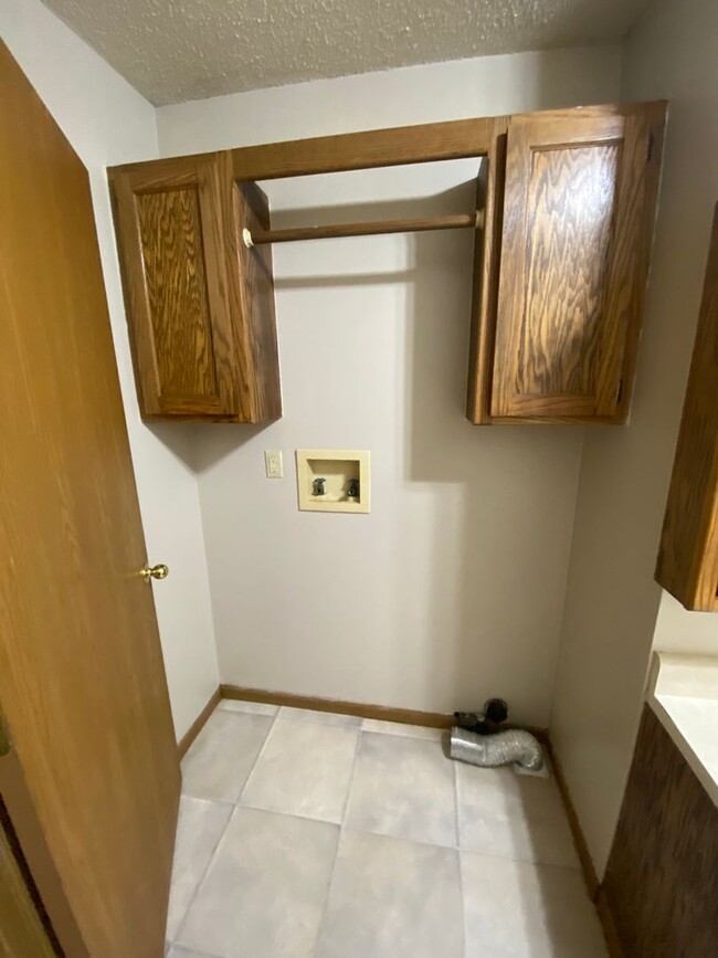 Building Photo - Lower Level 2 Bedroom Apartment for Rent!