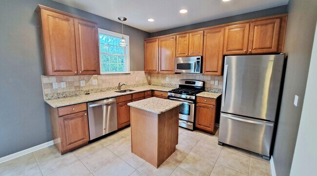 Building Photo - 3 Bed / 2-1/2 Bath Single Family Townhome with 1-Car Garage