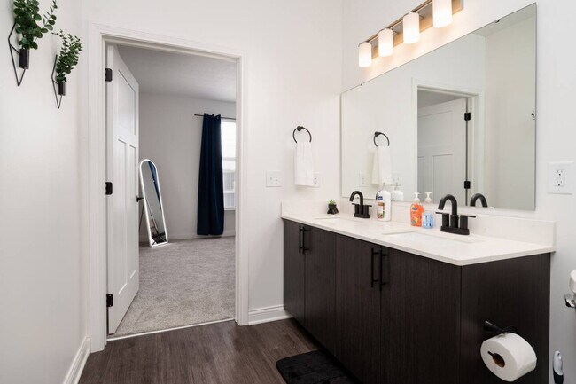 Building Photo - 5842 Leisure Ln