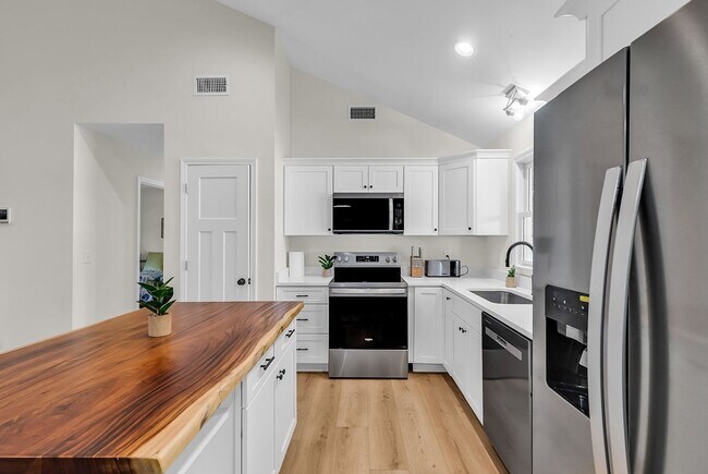 Building Photo - 2408 Causey Dr