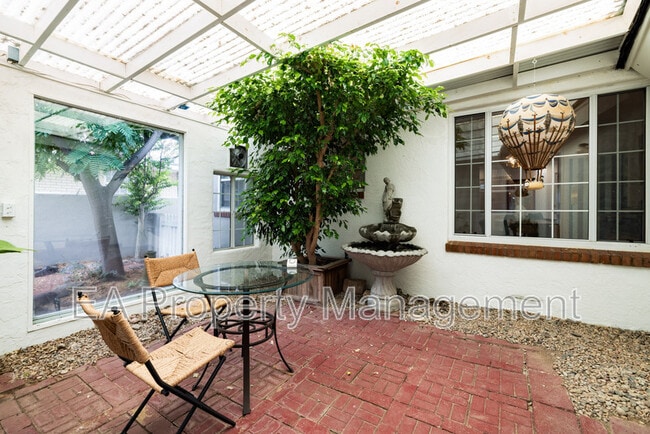 Building Photo - 520 San Pasquale Ave SW