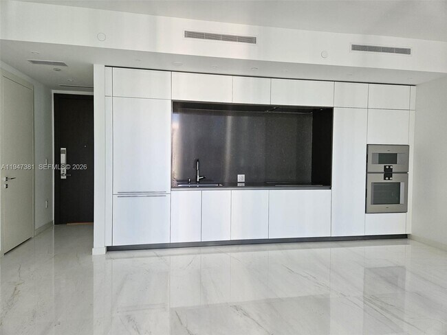 Building Photo - 300 Biscayne Blvd Way