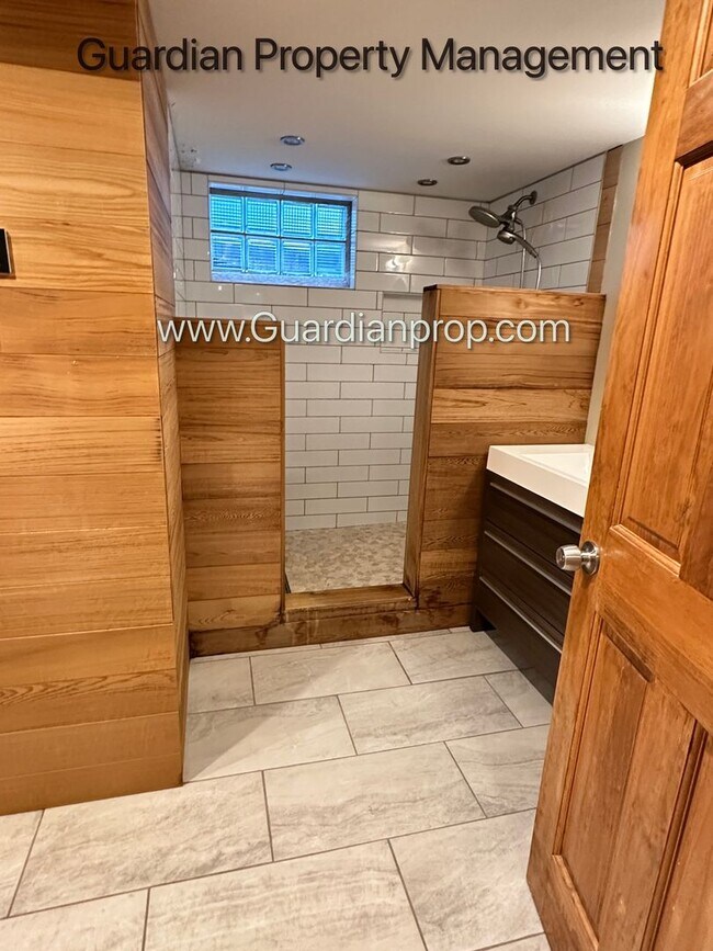 Building Photo - South Minneapolis Single Family Home, Fenc...