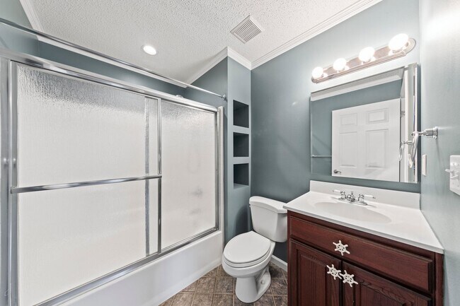 Building Photo - Pet Friendly!  Ideal location to Eglin AFB!!