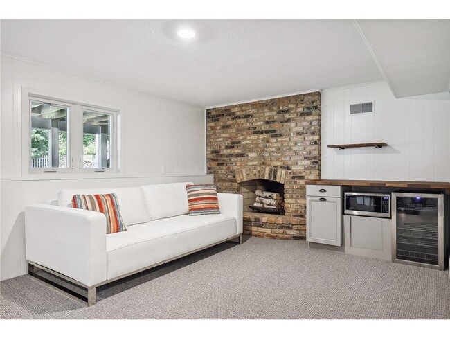 Building Photo - 18620 26th Ave N