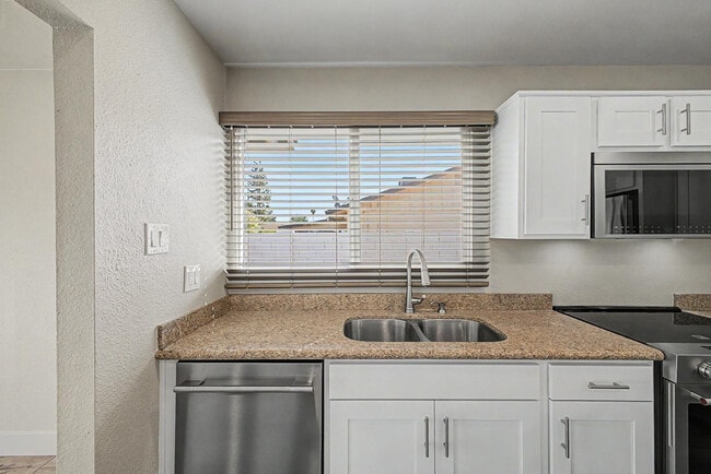 Building Photo - 710 E Bell De Mar Dr