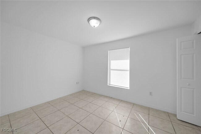 Building Photo - 1214 SE 24th Ave