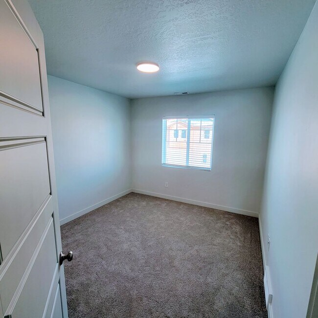 Building Photo - Gorgeous Townhome!!!
