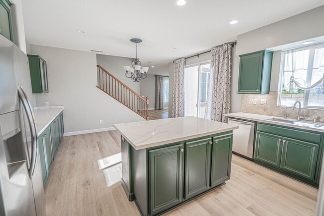 Building Photo - Spacious 4-Bedroom Townhome with Downstairs Bed/Bath in Creekside!