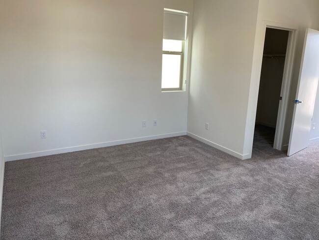 Building Photo - Vibrant 3 story 2bed/2.5bath home at the Mill at Broadway