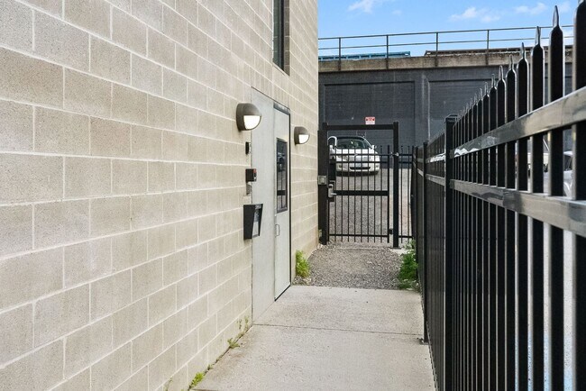 Building Photo - Gorgeous Fully Furnished Condo in Downtown...