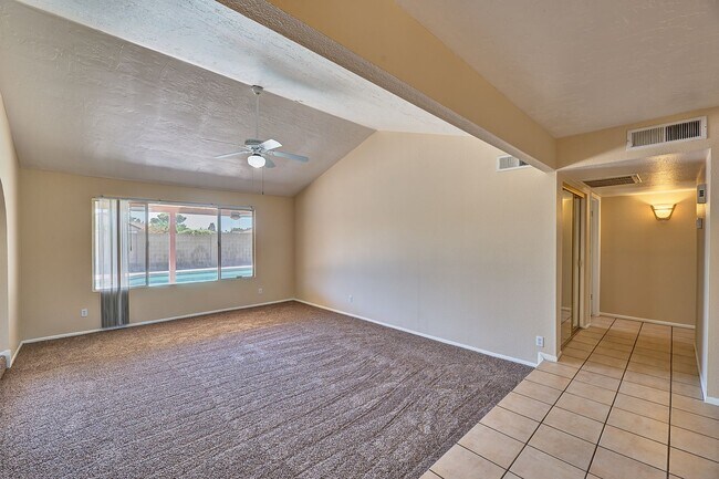 Building Photo - Garden Dr