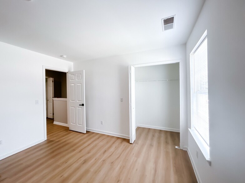 Building Photo - 215 Dillard Mill Dr