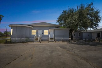 Building Photo - 1007 W St Charles St