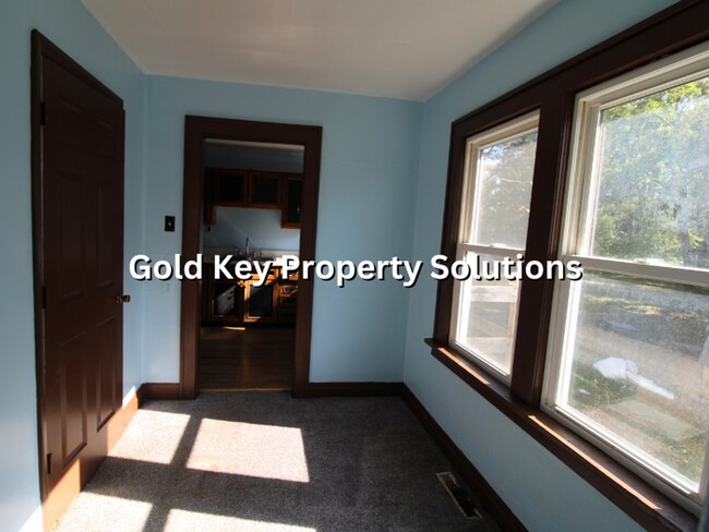 Building Photo - Cute 1 BR Duplex with Dining Room and Covered Porch (SECTION 8 APPROVED)