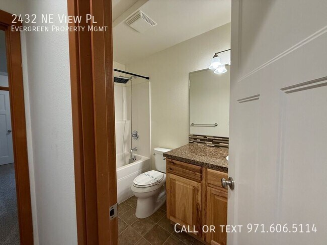 Building Photo - 2432 NE View Pl