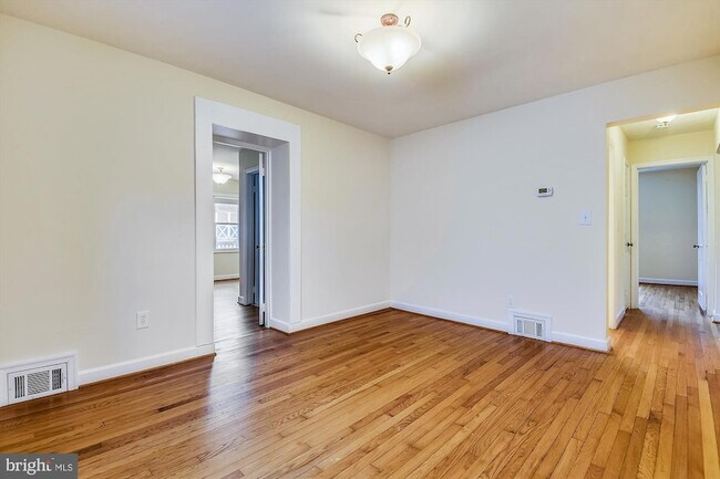 Building Photo - 210 E Hamilton Ave