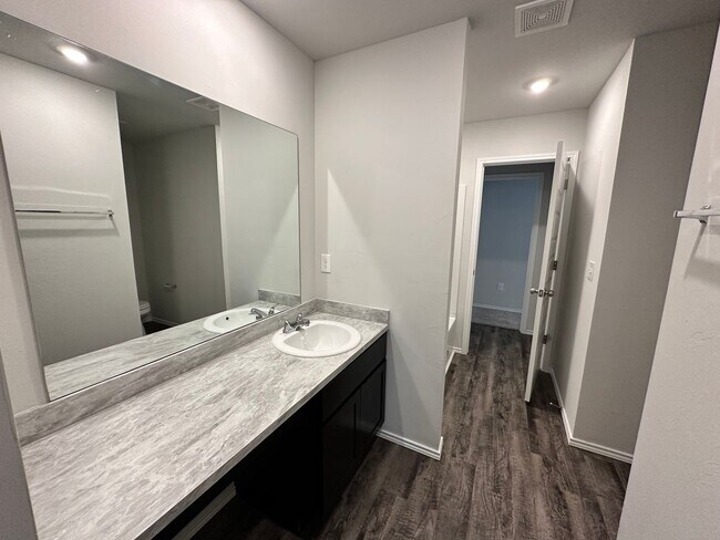 Building Photo - Move -in Special: Stunning 4-Bedroom, 2-Bath New Build Home!