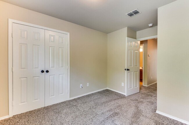 Building Photo - NICE 3 BEDROOM 2.5 BATH TOWNHOUSE LOCATED ...