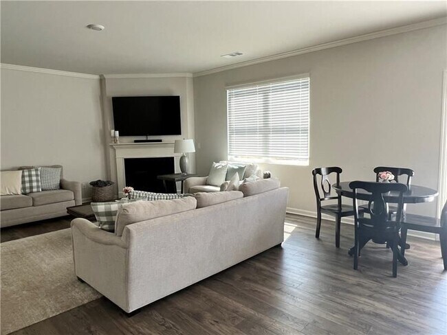 Building Photo - 167 Fernbrook Trl