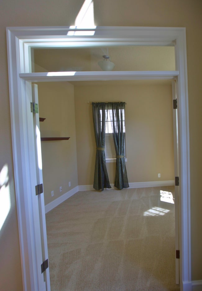 Building Photo - King City 3 Bedroom Plus Den available now !