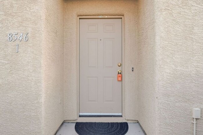 Building Photo - Pending/ Rented - Comfortable Eastside Liv...