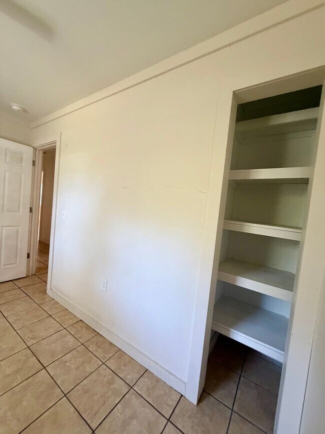 Building Photo - 3 Bed 1 Bath Brick Home