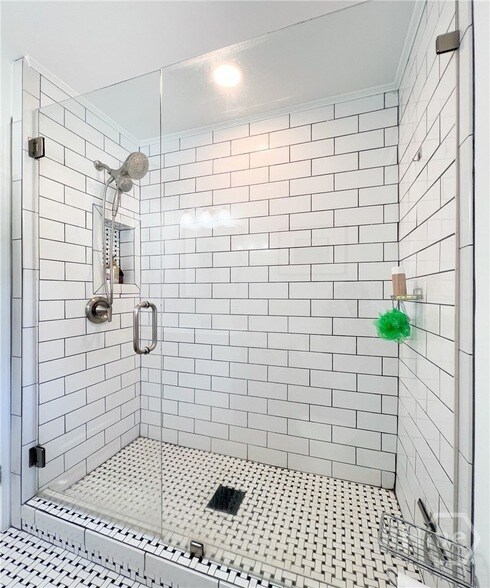 Building Photo - 1092 West Lake Dr