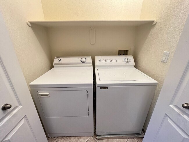 Building Photo - Cozy 2 Bedroom 2 Bathroom Condo in Gated C...