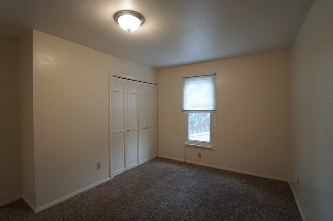 Building Photo - 824 Midland Ave