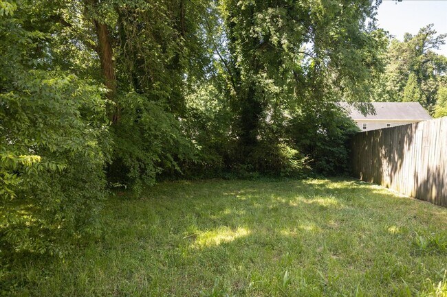 Building Photo - 3bd/1ba w/ Side Porch and Fully Fenced In Backyard!