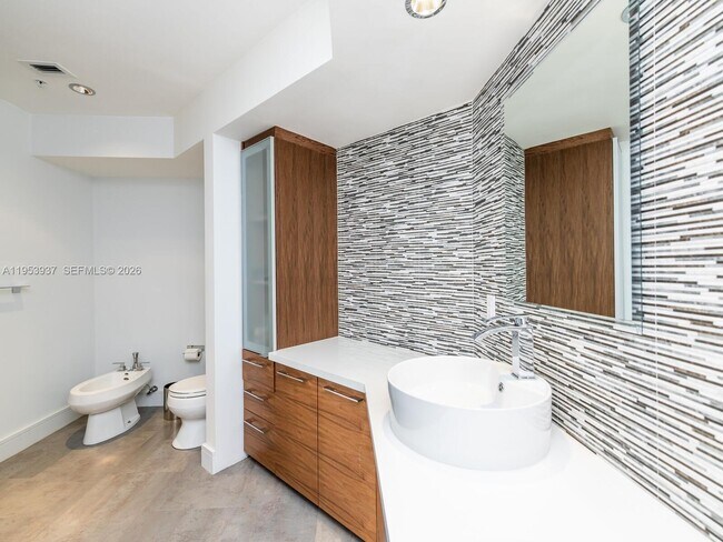 Building Photo - 888 Brickell Key Dr