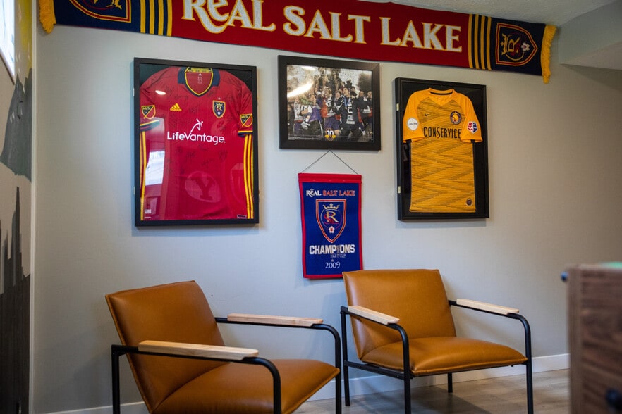 Building Photo - 1020 E Diamond Way