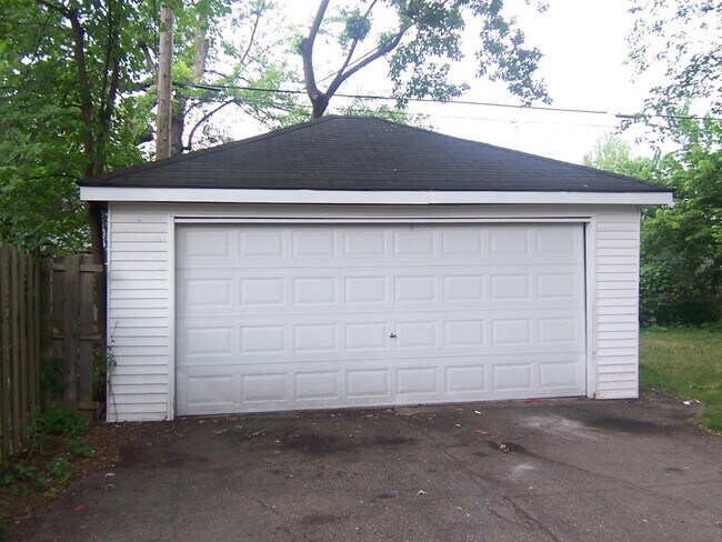 Building Photo - 14019 Artesian St