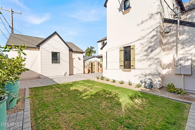 Building Photo - 4901 E Amelia Ave