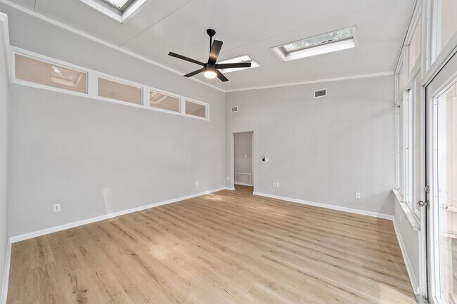Building Photo - Beautifully Renovated 3 Bed 2 Bath Home in...