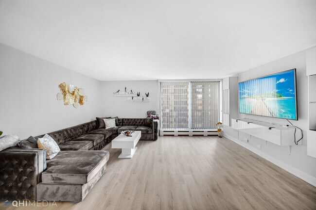 Building Photo - 6033 N Sheridan Rd