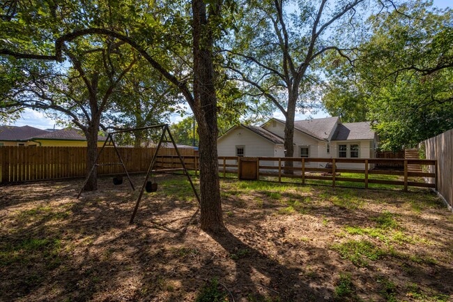 Building Photo - 1517 Live Oak St