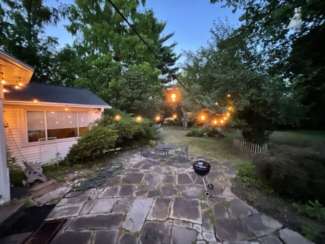 Building Photo - Stunning 3 bedroom home in Shaker Hts
