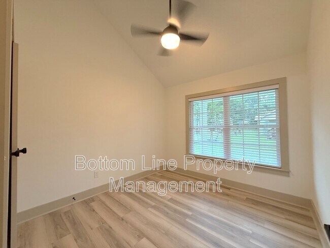 Building Photo - 526 Chestnut St