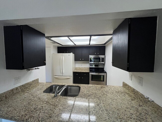 Building Photo - Bright 2 Bed 2 Bath Condo in great location!