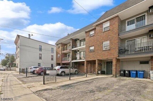 Building Photo - 89 Ferry St