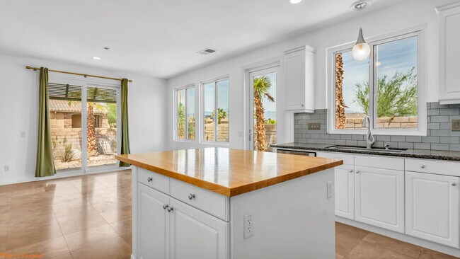 Building Photo - 2574 Windmill Way