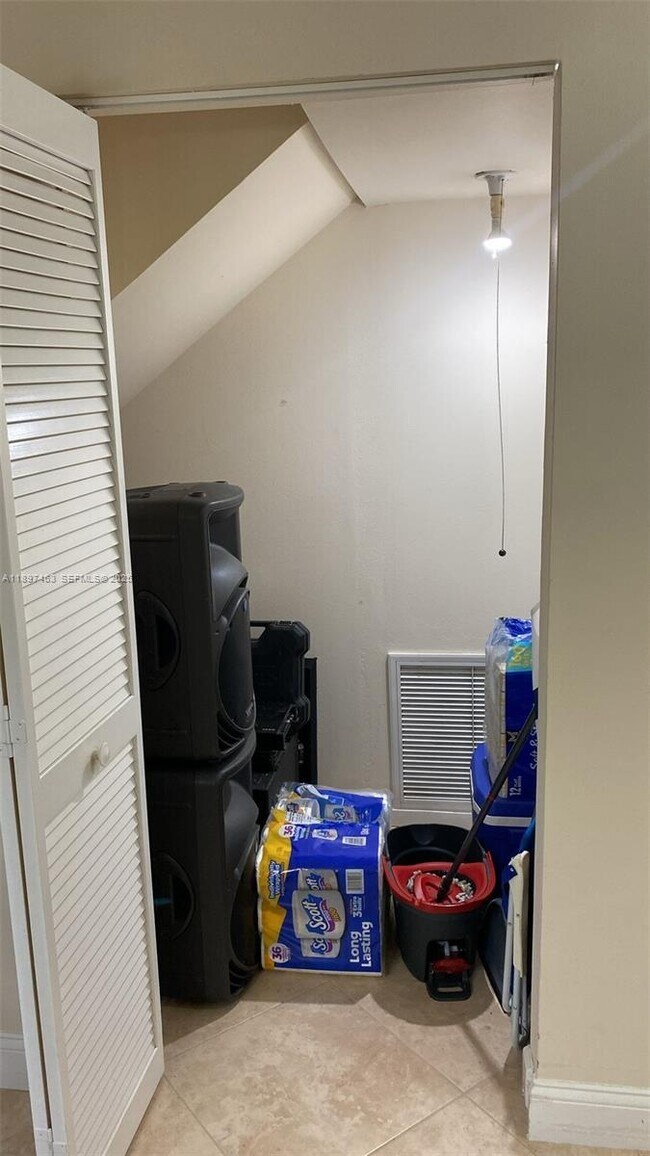 Building Photo - 1634 N 15th Terrace