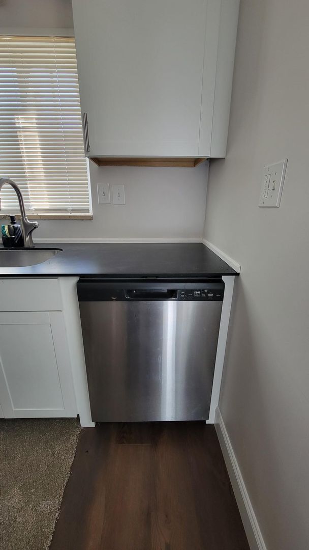 Building Photo - Spacious Three Bedroom Home