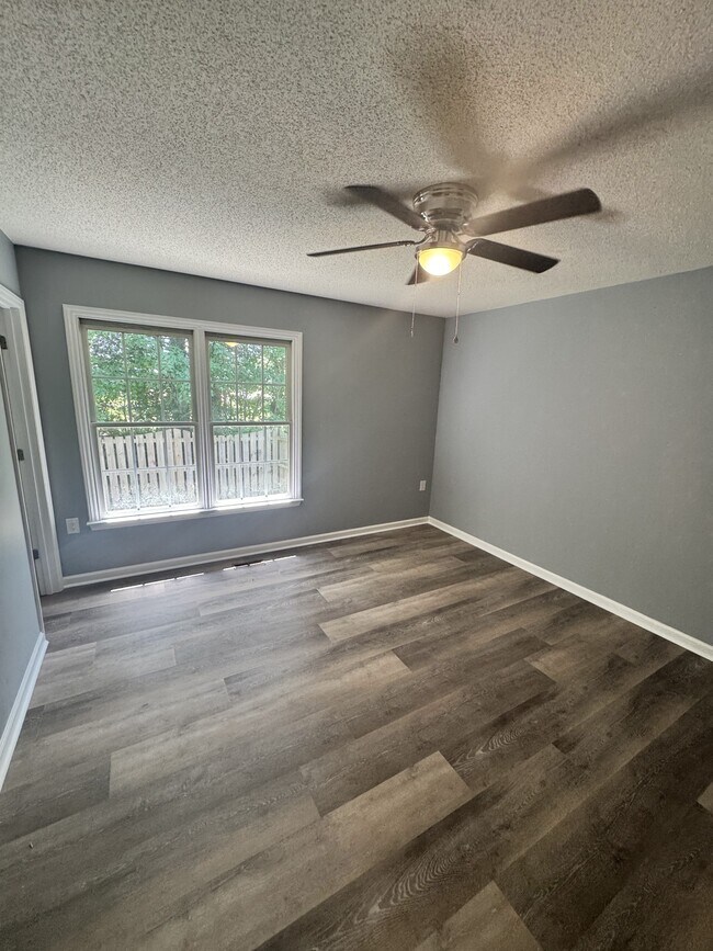 Building Photo - 117 Mary Cir
