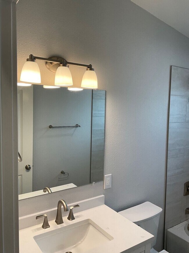 Building Photo - Nicely remodeled 1bd apt close to downtown
