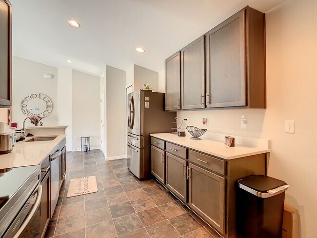 Building Photo - Beautiful 3 Bedroom 2 bath Home in desirab...